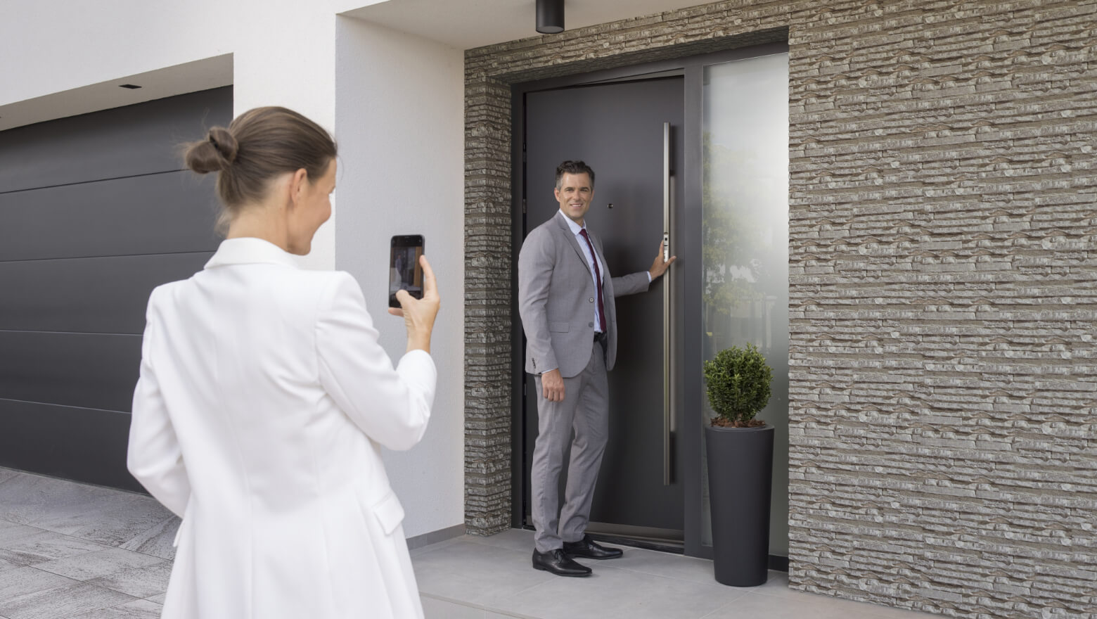 La elegancia moderna de las puertas de aluminio