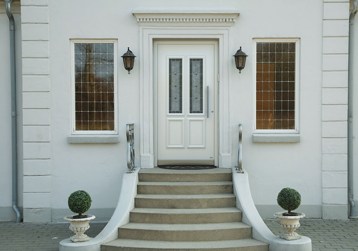 Puerta de entrada blanca moderna